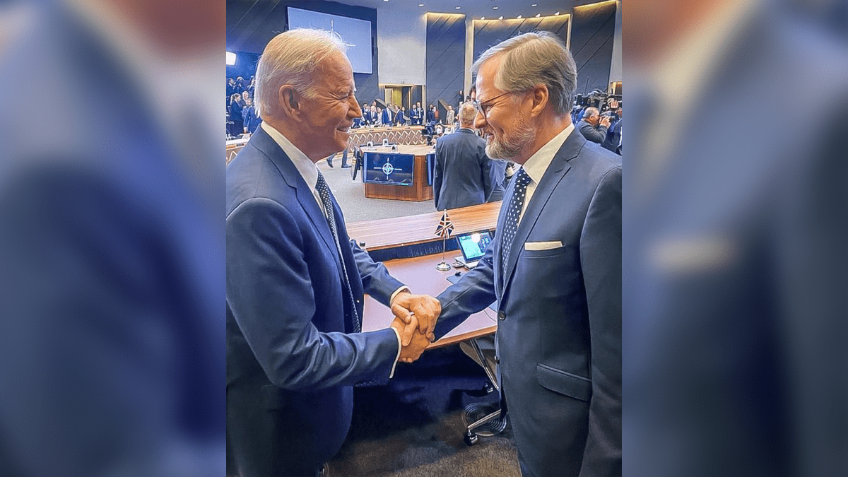 Premiér Petr Fiala se setkal s americkým prezidentem Joe Bidenem na summitu v Bruselu.