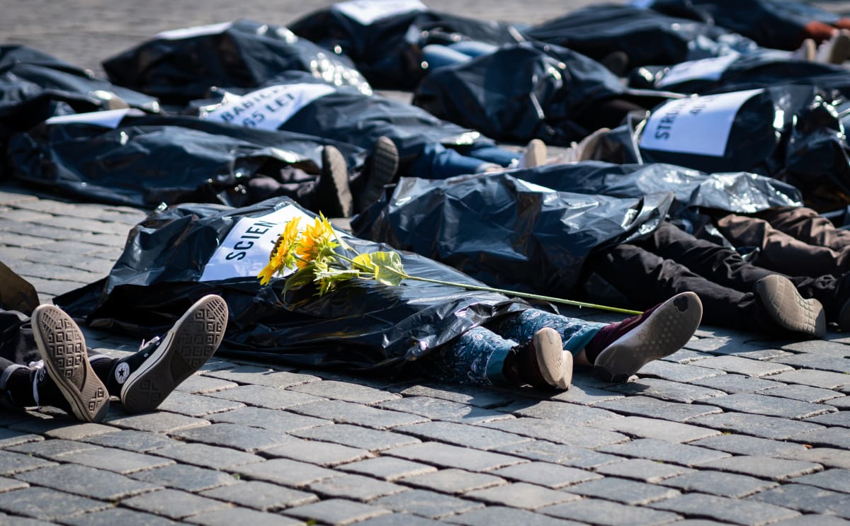 Na pražském Staroměstském náměstí se odehrál happening, který měl připomenout ruské válečné zločiny na Ukrajině.