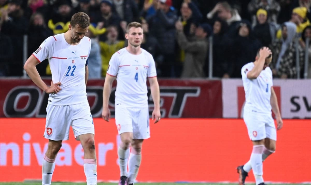 Zklamaní čeští fotbalisté po porážce v kvalifikaci o MS v Kataru se Švédskem 0:1