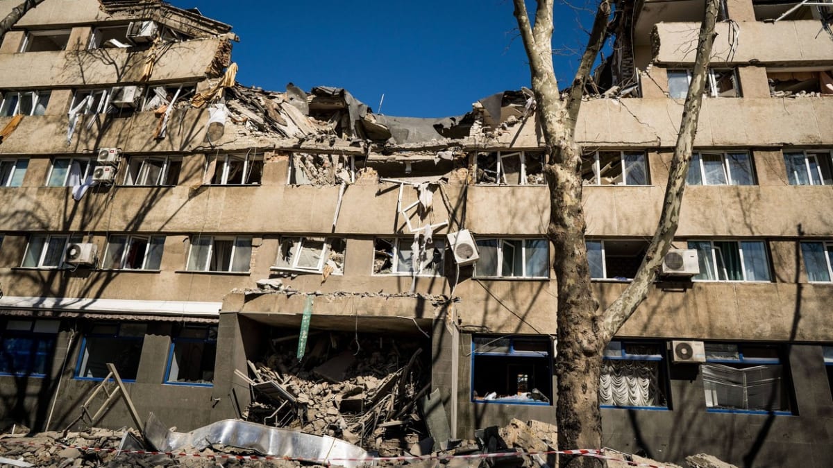 Zdemolovaný hotel ve městě Mykolajiv (23. 3. 2022)