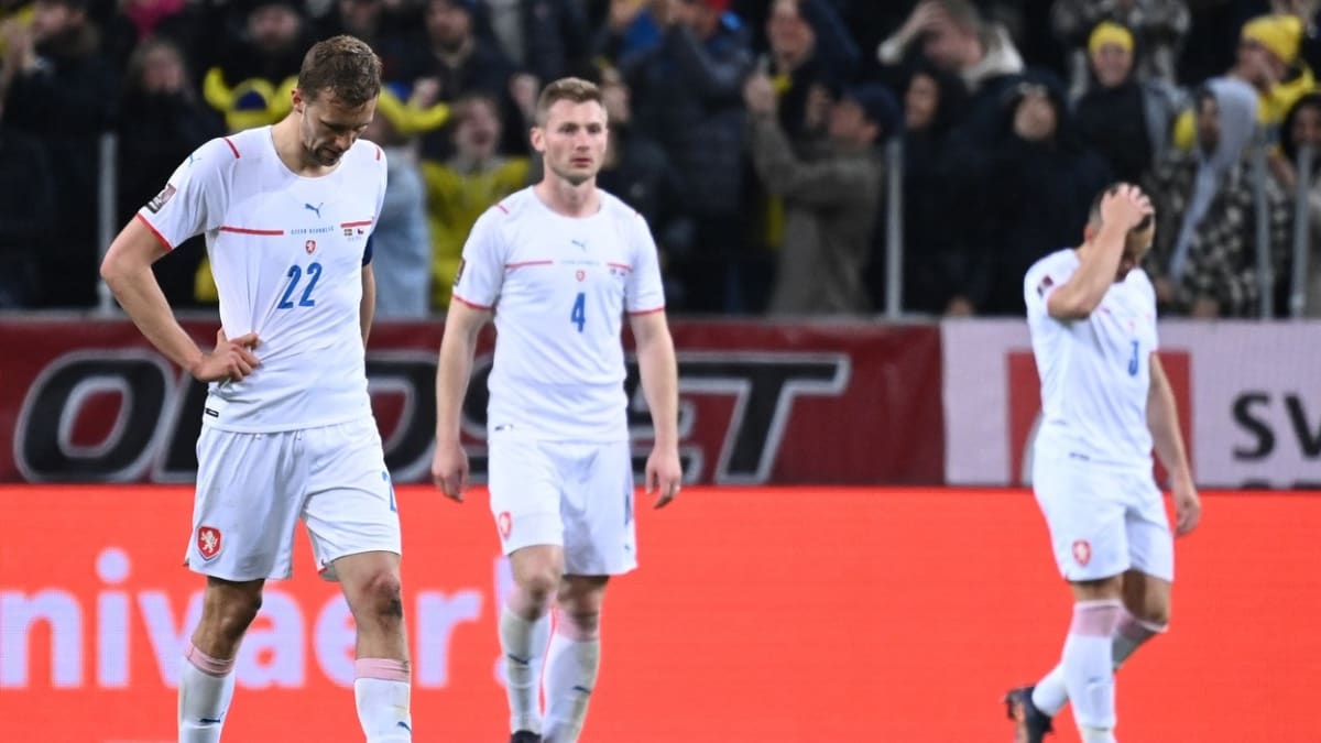 Zklamaní čeští fotbalisté po porážce v kvalifikaci o MS v Kataru se Švédskem 0:1