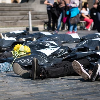 Demonstrace Amnesty International na Staroměstském náměstí s „mrtvolami civilistů“