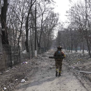 Ukrajinský voják hlídkuje v Mariupolu. (12. března)