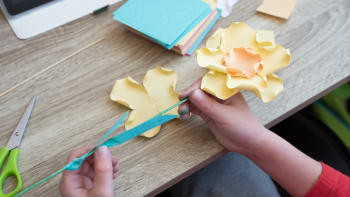 Jednoduché tvoření, které zvládnete i s dětmi: Narcisky z barevných papírků na poznámky 