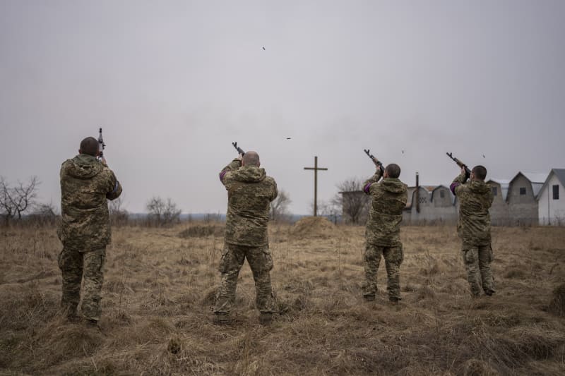 Salva ukrajinských vojáků na počest padlých kolegů (16. března)