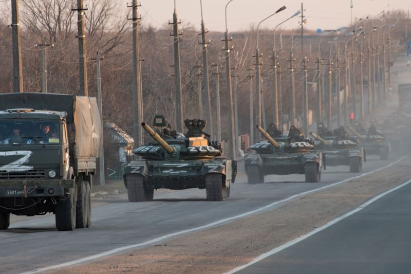 Kolona ruských armádních vozidel poblíž Mariupolu (23. 3. 2022).