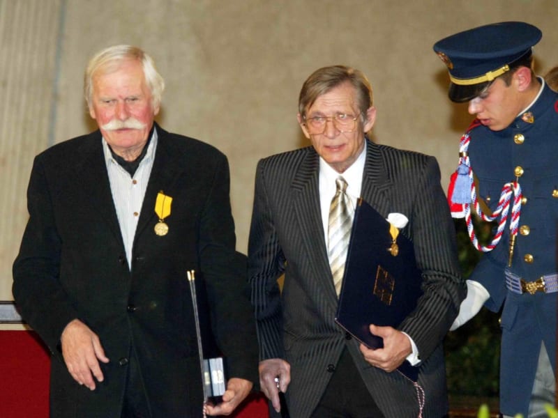 Výtvarník Adolf Born a herec Jiří Kodet dostali medaili Za zásluhy.