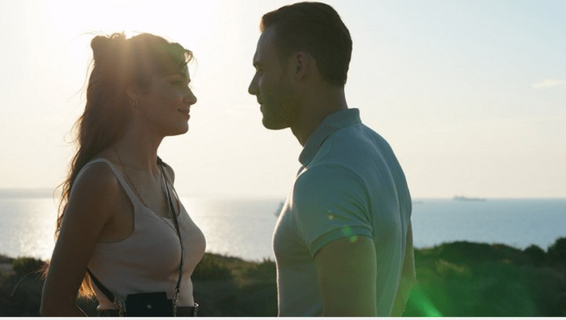 Romantika v tureckém seriálu Láska klepe na dveře