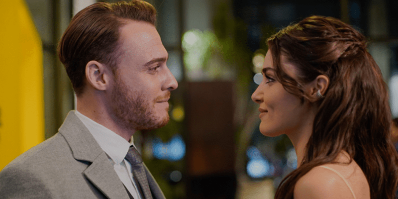 Turecký romantický dramatický seriál Láska klepe 