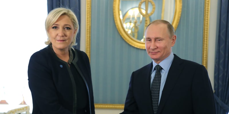 Marine Le Penová a Vladimir Putin na fotografii, která měla být tahákem francouzské političky pro nadcházející volby. Po ruské invazi na Ukrajinu nechala letáky s fotkou stáhnout.