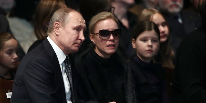 Putin a jeho dcera Marija Voroncovová na pohřbu ruského režiséra a herce Olega Tabakova