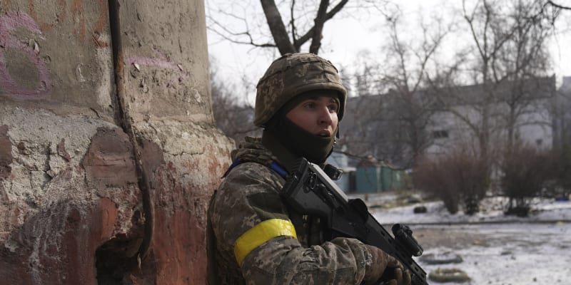 Ukrajinský voják drží pozice v Mariupolu. (12. března)