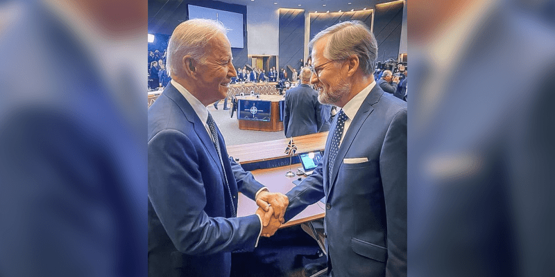 Premiér Petr Fiala se setkal s americkým prezidentem Joe Bidenem na summitu v Bruselu.