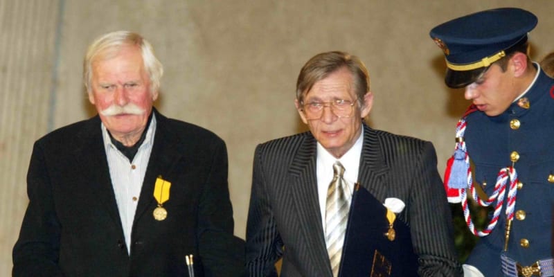 Výtvarník Adolf Born a herec Jiří Kodet dostali medaili Za zásluhy.