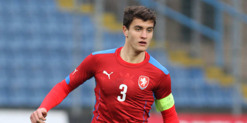 Matěj Chaluš v zápase české reprezentace do 19 let, kterou vedl jako kapitán stejně, jako později i tým do 21 let.