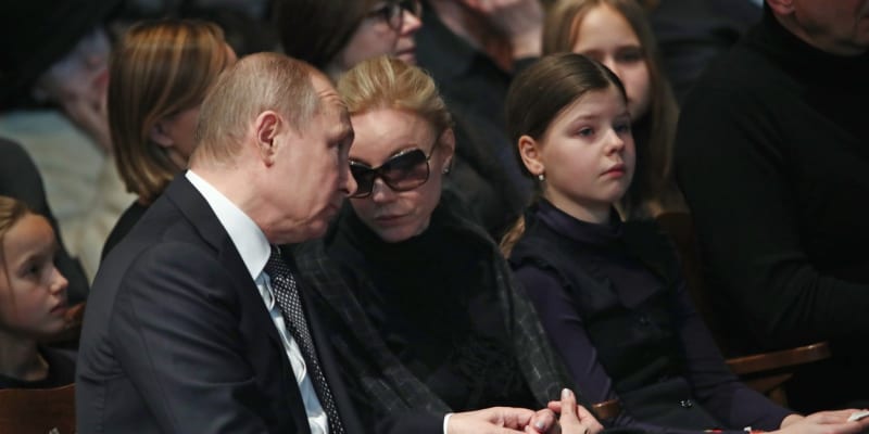 Putin a jeho dcera Marie Voroncovová Faassenová na pohřbu ruského režiséra a herce Olega Tabakova. 