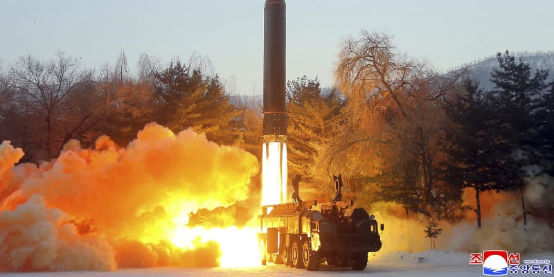 Severní Korea odpaluje raketu.