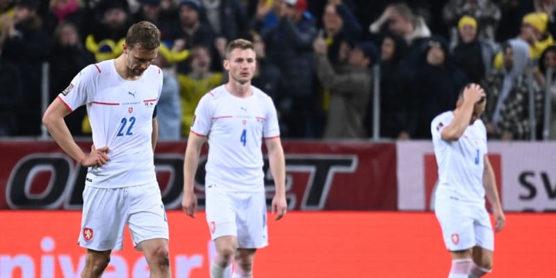 Zklamaní čeští fotbalisté po porážce se Švédskem