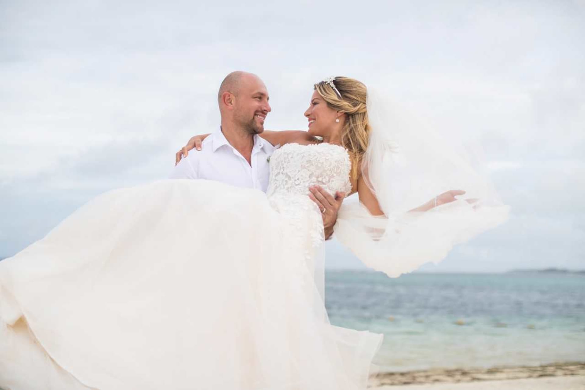 Pohádková svatba Evy Perkausové a Ivana Hecka se konala na Mauriciu.