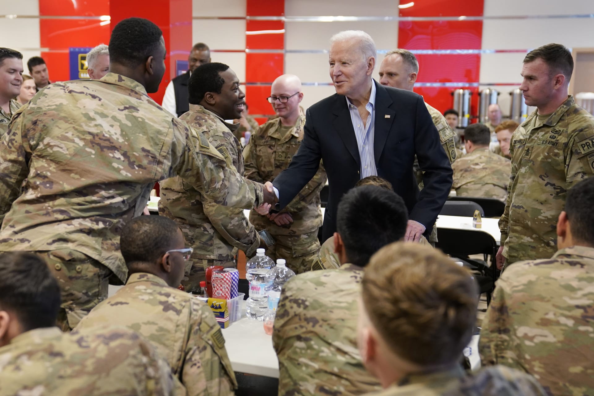 Prezident Joe Biden na návštěvě u příslušníků 82. výsadkové divize v G2A v pátek 25. března 2022 v Polsku.