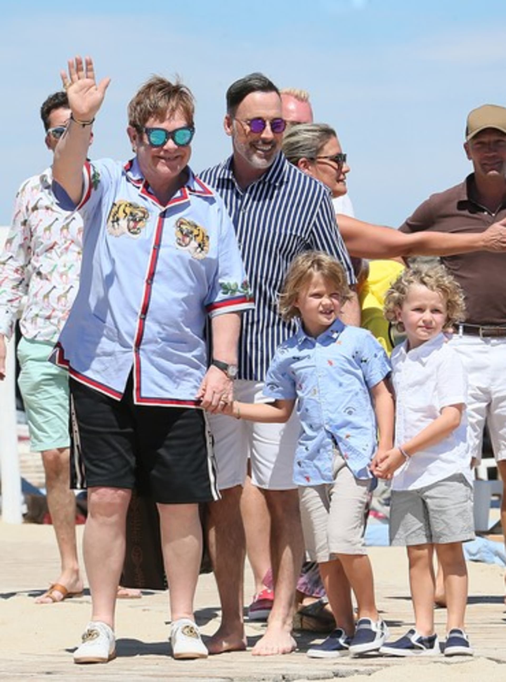 Elton John si užíval dovolenou s partnerem Davidem Furnish a jejich dvěma syny.