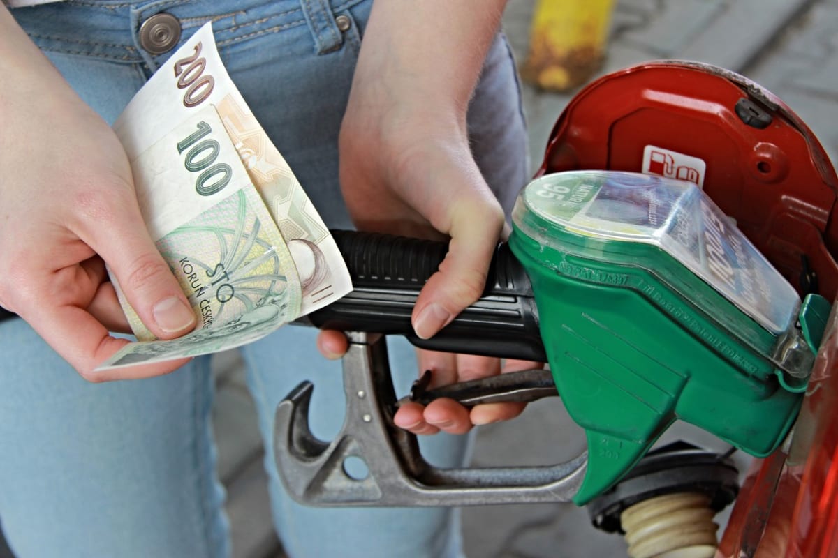 Ceny paliv v ČR se za týden opět snížily o více než korunu. (ilustrační foto)