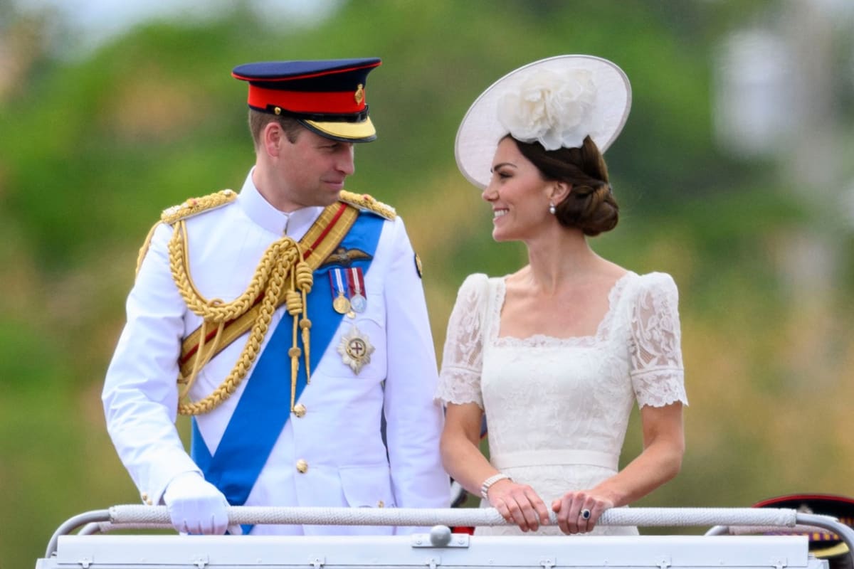 Druhým v nástupnické linii je princ William. Ten se oženil v roce 2011 s Kate Middletonovou. Mají spolu tři děti.