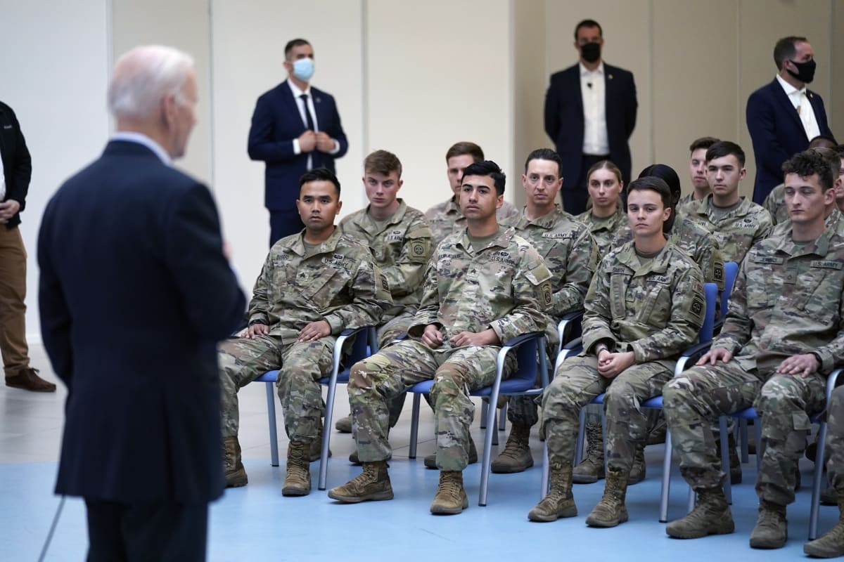 Prezident Joe Biden na návštěvě u příslušníků 82. výsadkové divize v G2A v pátek 25. března 2022 v Polsku.