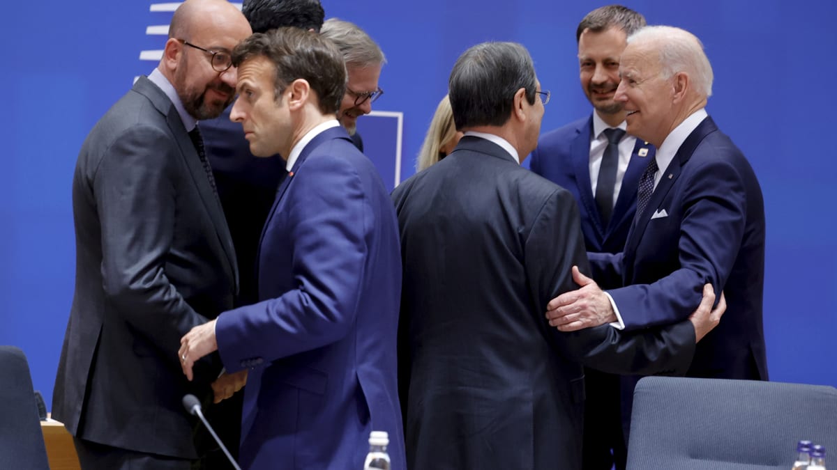 Americký prezident Joe Biden (vpravo) hovoří s kyperským prezidentem Nicosem Anastasiadesem (uprostřed) během kulatého stolu na summitu EU v Bruselu ve čtvrtek 24. března 2022. 
