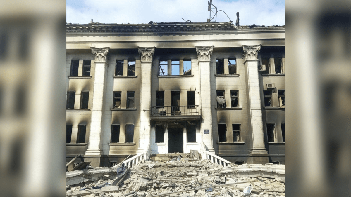 Mariupolské divadlo po ruském ostřelování z 16. března.