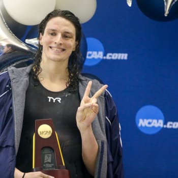 Transgender sportovkyně Lia Thomasová se stala plaveckou šampionkou univerzitní ligy NCAA.