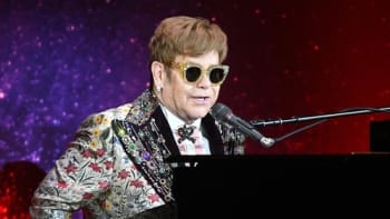 Elton John se dnes jako gay cítí dobře. Začátky ale byly složité