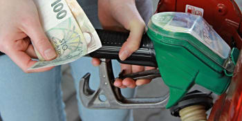 Benzin i nafta zlevnily za poslední týden o korunu. Ceny budou zřejmě padat dál