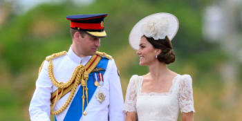 Kate nemohla od Williama v uniformě oči odtrhnout. Jamajčané vévodu zkritizovali