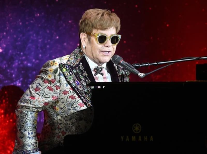 Elton John byl hospitalozován.