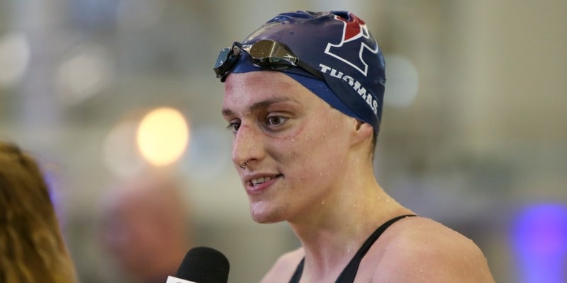 Transgender sportovkyně Lia Thomasová se stala plaveckou šampionkou univerzitní ligy NCAA.