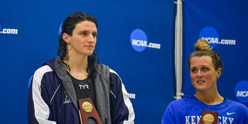 Transgender sportovkyně Lia Thomasová (vlevo) na fotografii poté, co se stala plaveckou šampionkou univerzitní ligy NCAA.