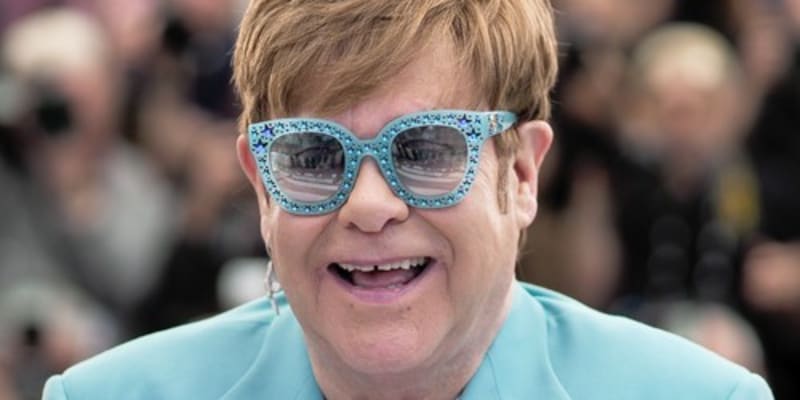 Elton John se už nějakou dobu veřejně hlásí ke své homosexuální orientaci.
