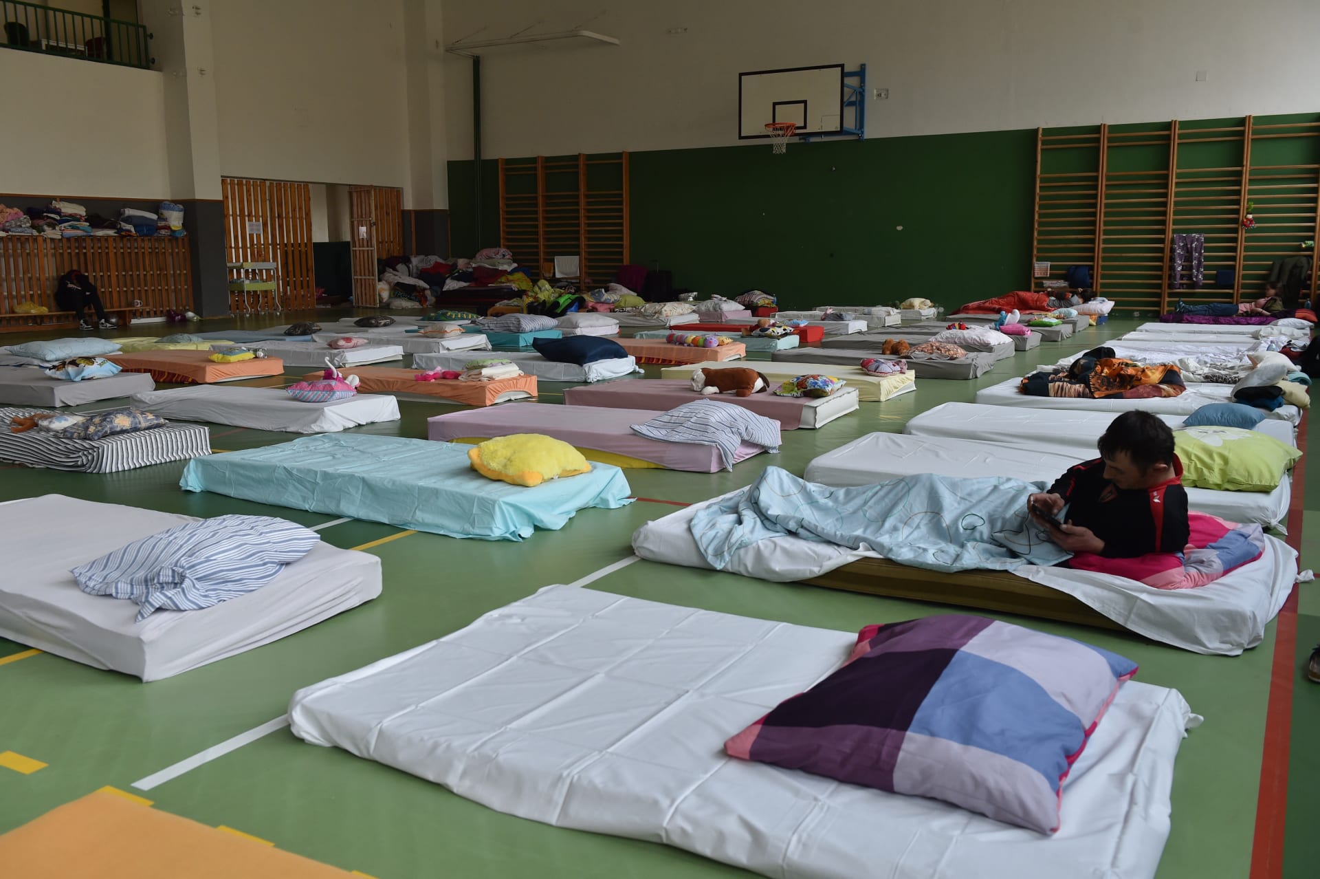Dočasné ubytování pro desítky uprchlíků v tělocvičně v Hodoníně