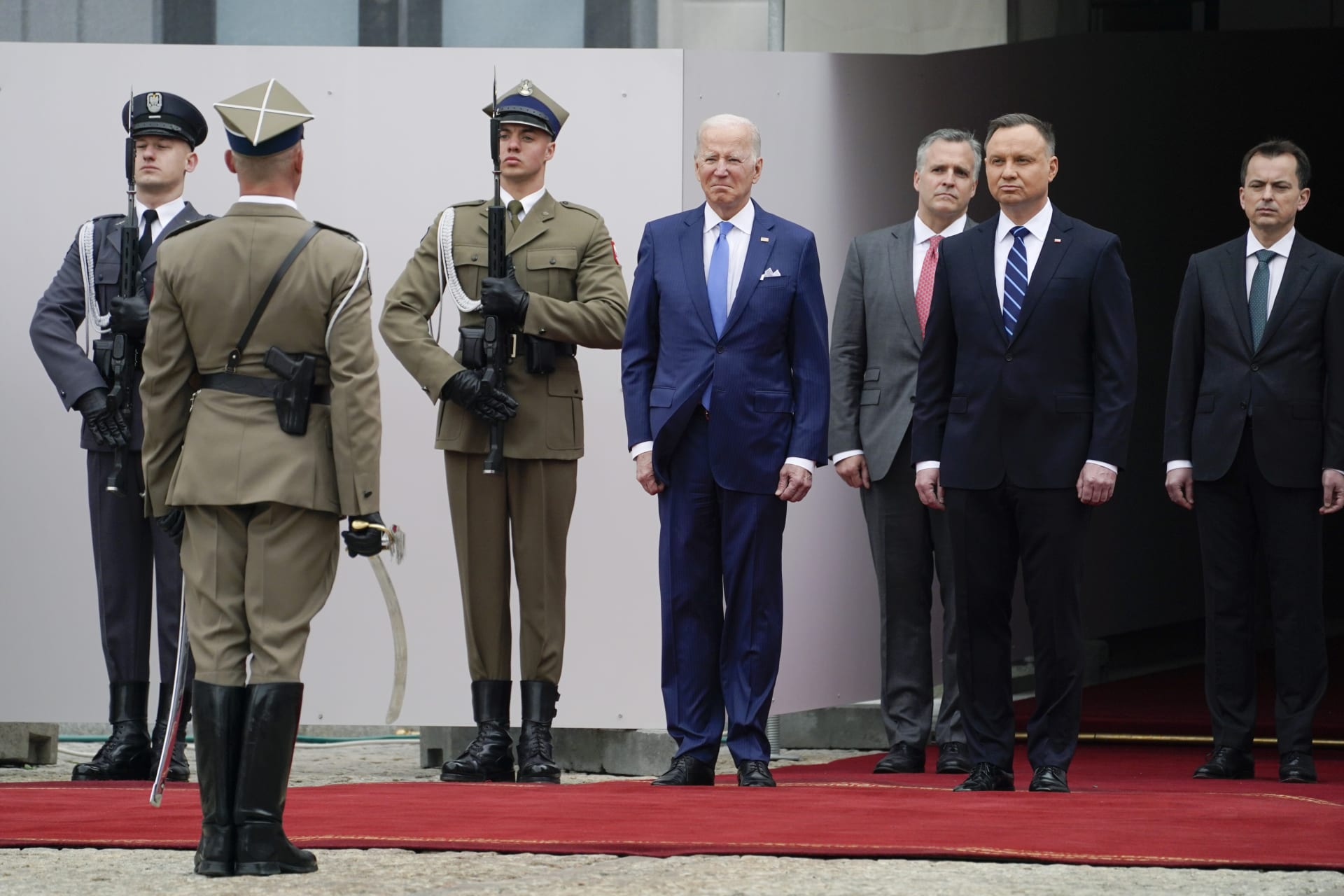 Prezident Joe Biden se účastnil slavnostního příjezdu s polským prezidentem Andrzejem Dudou do prezidentského paláce.