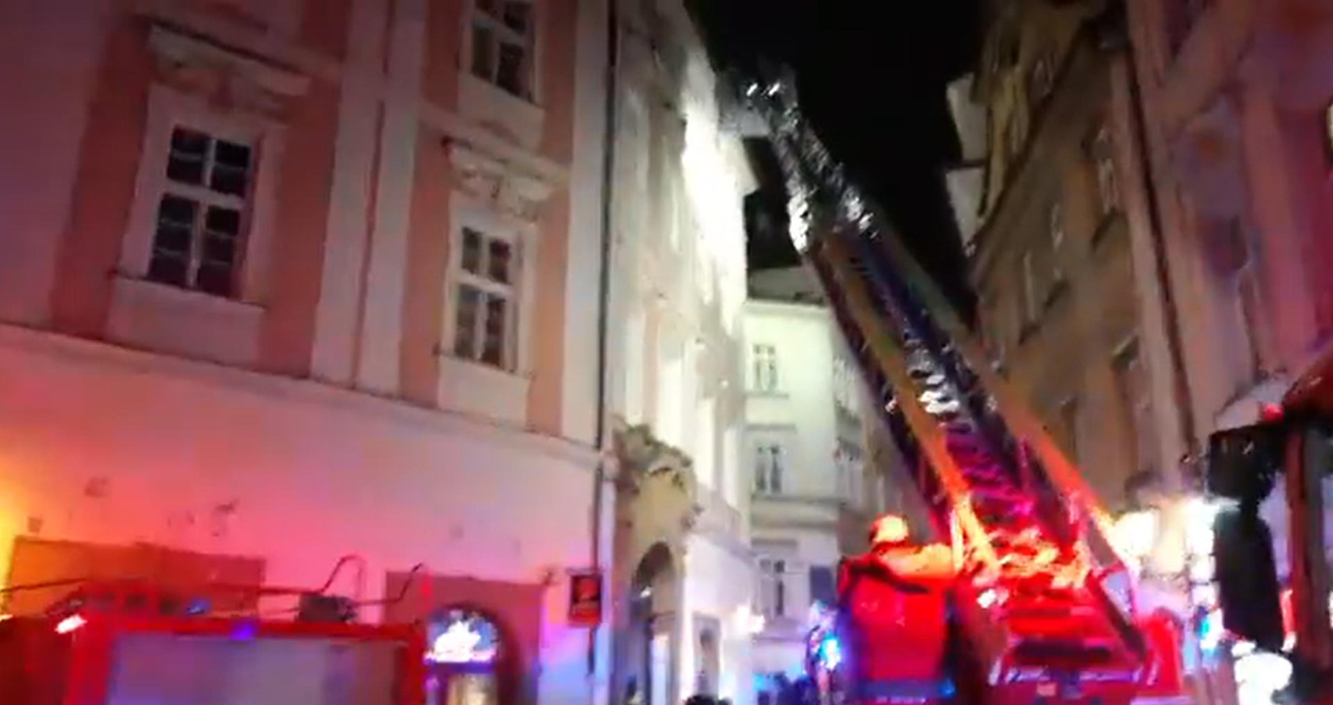 Hasiči zasahují při požáru v hotelu v Praze
