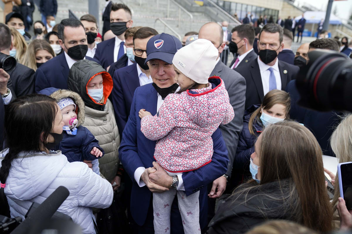 Americký prezident Joe Biden přišel navštívit ukrajinské uprchlíky v polské Varšavě.