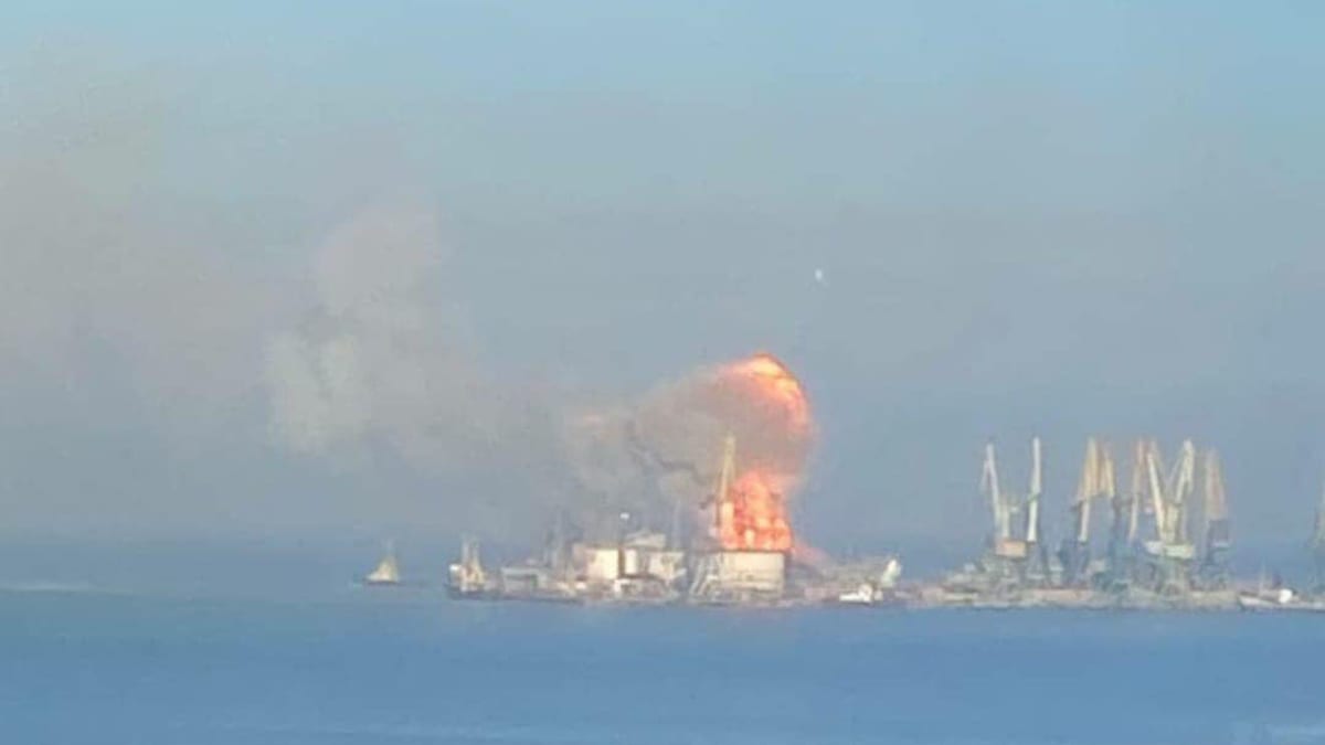 Rusko se pochlubilo vyloděním obrněných vozidel z lodě Orsk v ukrajinském přístavním městě Berďansk. O tři dny později byla ale tato loď Ukrajinci zničena.