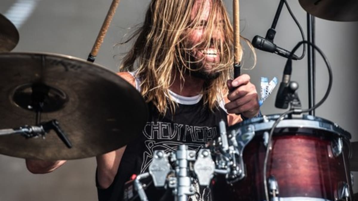 Zemřel dlouholetý bubeník Foo Fighters Taylor Hawkins. Hudebník byl nalezen mrtvý v hotelu v kolumbijské Bogotě, kde měla skupina vystoupit na festivalu