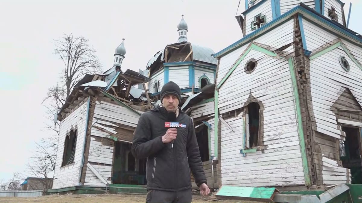 Reportér CNN Prima NEWS Matyáš Zrno před zničeným pravoslavným kostelem