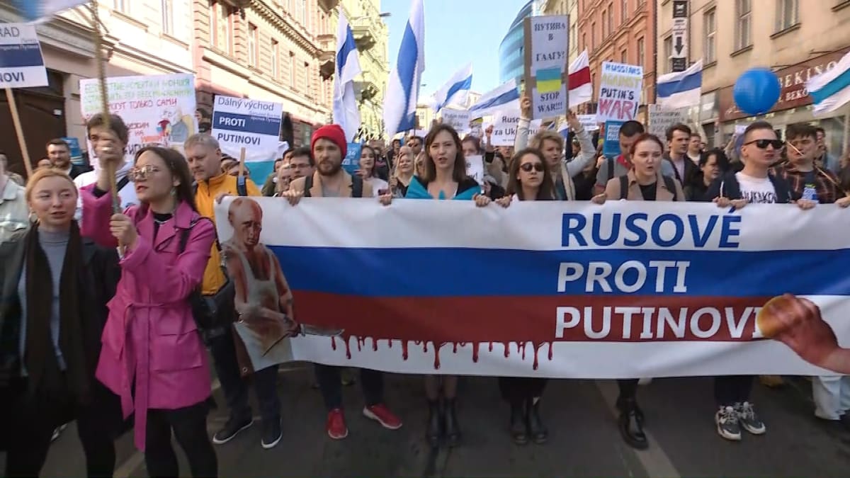 Zhruba tři tisíce lidí v Praze demonstruje proti válce na Ukrajině. Protest organizují Rusové, kteří žijí v Česku.