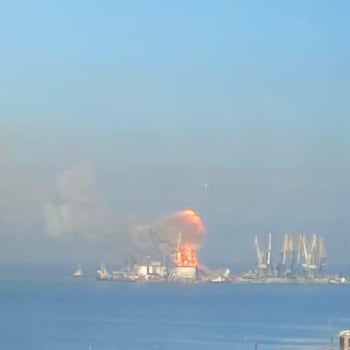 Rusko se pochlubilo vyloděním obrněných vozidel z lodě Orsk v ukrajinském přístavním městě Berďansk. O tři dny později byla ale tato loď Ukrajinci zničena.