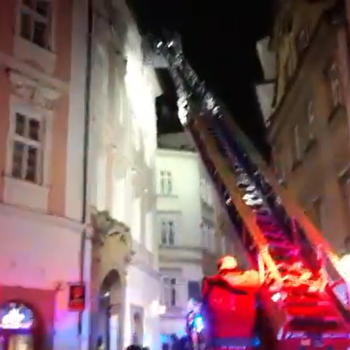 Hasiči zasahují při požáru v hotelu v Praze