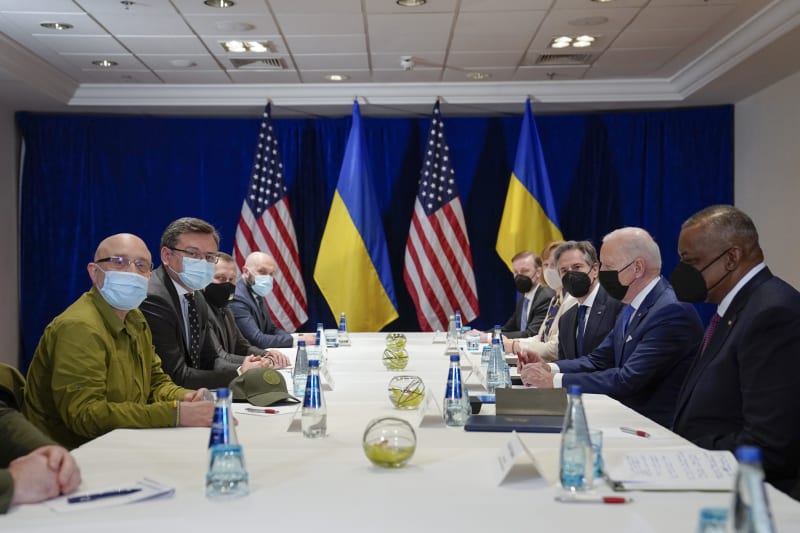 Americký prezident Joe Biden se účastnil setkání s ukrajinským ministrem zahraničí Dmytrem Kulebou (druhý zleva) a ukrajinským ministrem obrany Oleksiem Reznikovem (vlevo) v sobotu 26. března 2022 ve Varšavě.