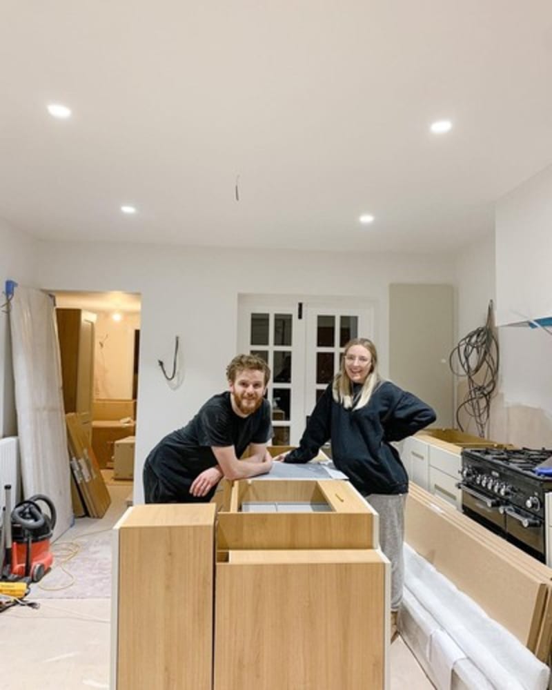 Holly Grocott a její partner Mike si v roce 2020 zakoupili v Cheshiru v severozápadní Anglii opuštěnou kancelářskou budovu, kterou se rozhodli postupně transformovat na rodinný dům.
